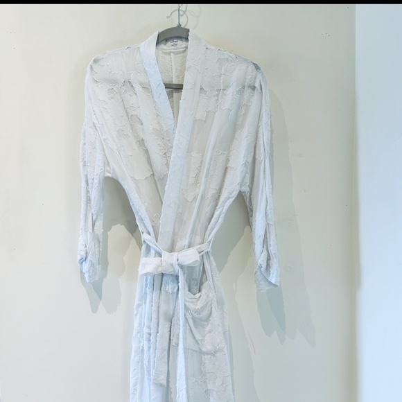 Lace cover up - Picture 1 of 5